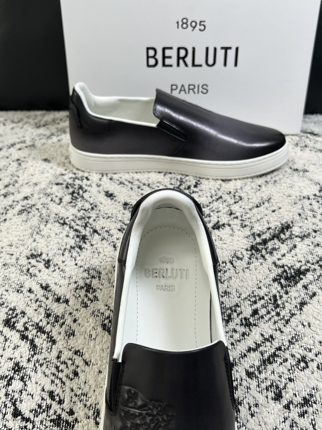 Berluti  高品质  顶级工艺品  布鲁提  拖鞋专柜同步发售原厂配置，意大利进口牛皮面料，全进口水染牛皮里垫，鞋