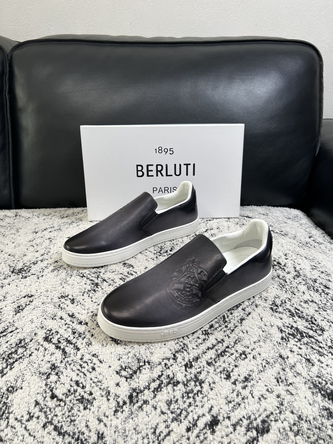 Berluti  高品质  顶级工艺品  布鲁提  拖鞋专柜同步发售原厂配置，意大利进口牛皮面料，全进口水染牛皮里垫，鞋
