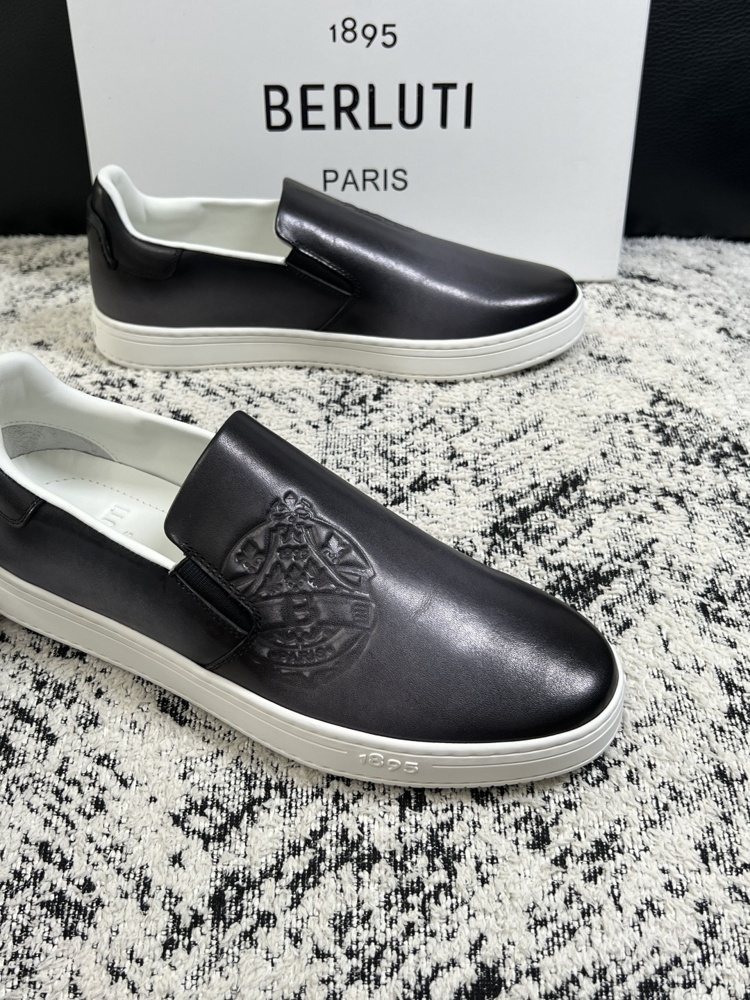 Berluti  高品质  顶级工艺品  布鲁提  拖鞋专柜同步发售原厂配置，意大利进口牛皮面料，全进口水染牛皮里垫，鞋