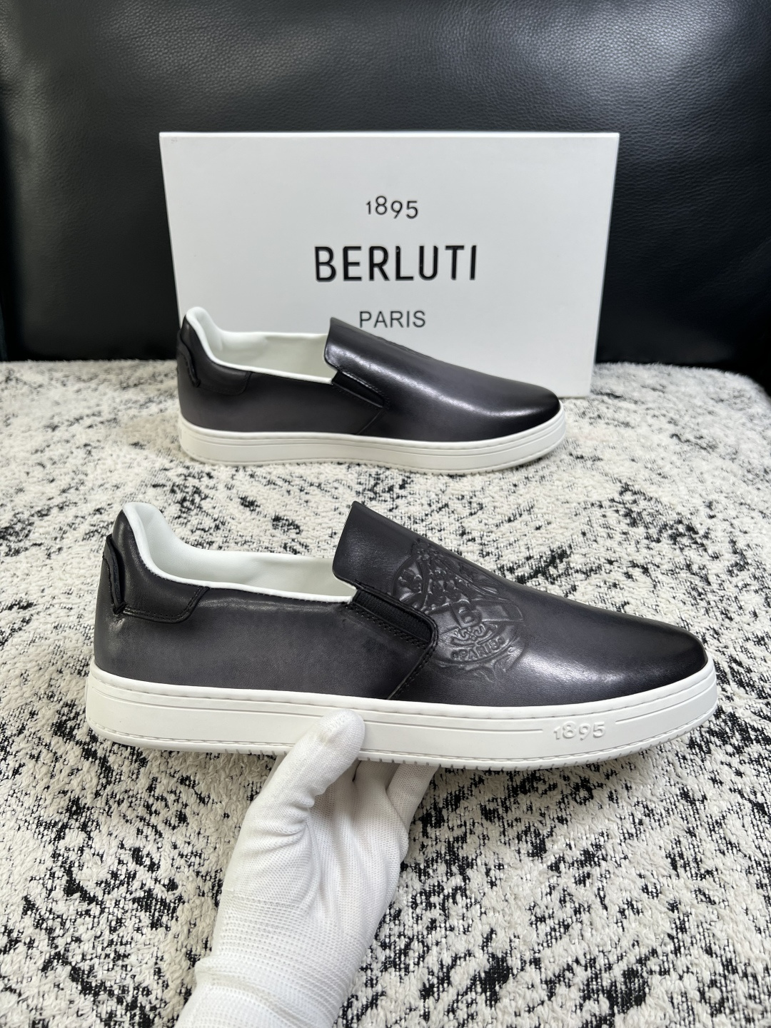 Berluti  高品质  顶级工艺品  布鲁提  拖鞋专柜同步发售原厂配置，意大利进口牛皮面料，全进口水染牛皮里垫，鞋
