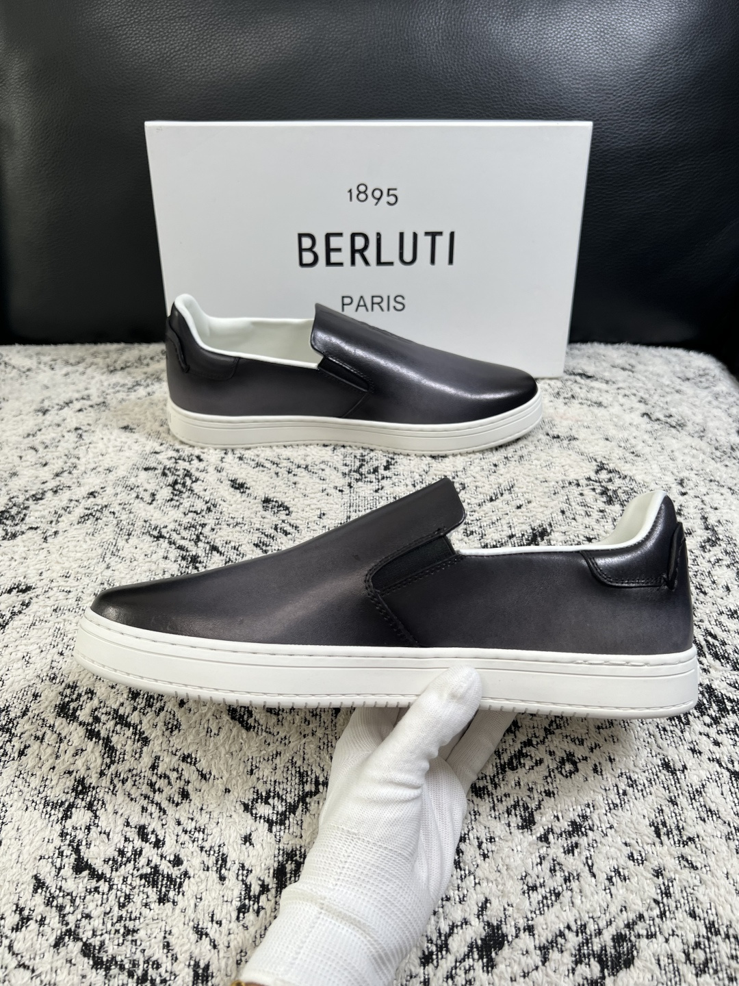 Berluti  高品质  顶级工艺品  布鲁提  拖鞋专柜同步发售原厂配置，意大利进口牛皮面料，全进口水染牛皮里垫，鞋