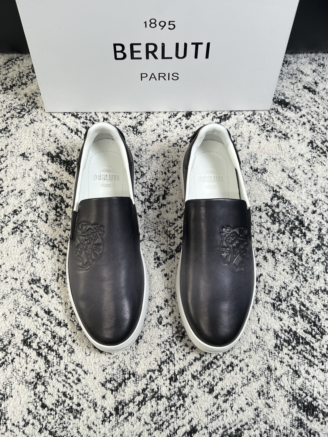 Berluti  高品质  顶级工艺品  布鲁提  拖鞋专柜同步发售原厂配置，意大利进口牛皮面料，全进口水染牛皮里垫，鞋