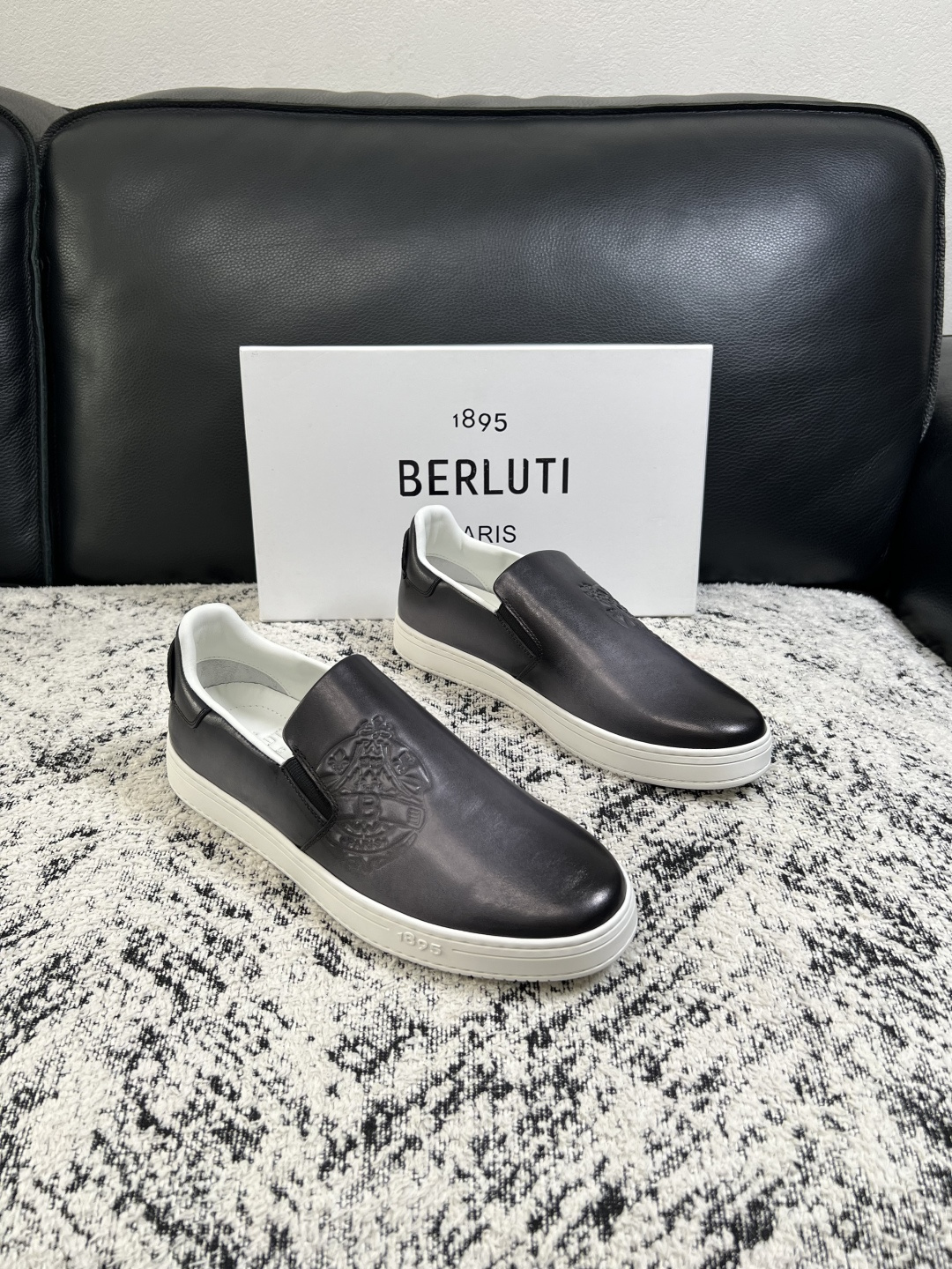 Berluti  高品质  顶级工艺品  布鲁提  拖鞋专柜同步发售原厂配置，意大利进口牛皮面料，全进口水染牛皮里垫，鞋