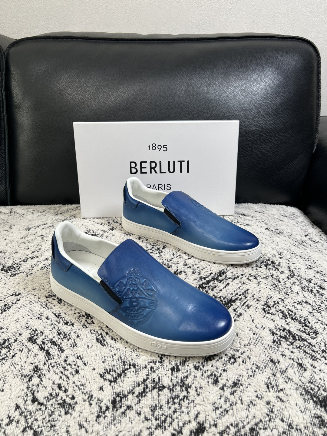 Berluti  高品质  顶级工艺品  布鲁提  拖鞋专柜同步发售原厂配置，意大利进口牛皮面料，全进口水染牛皮里垫，鞋