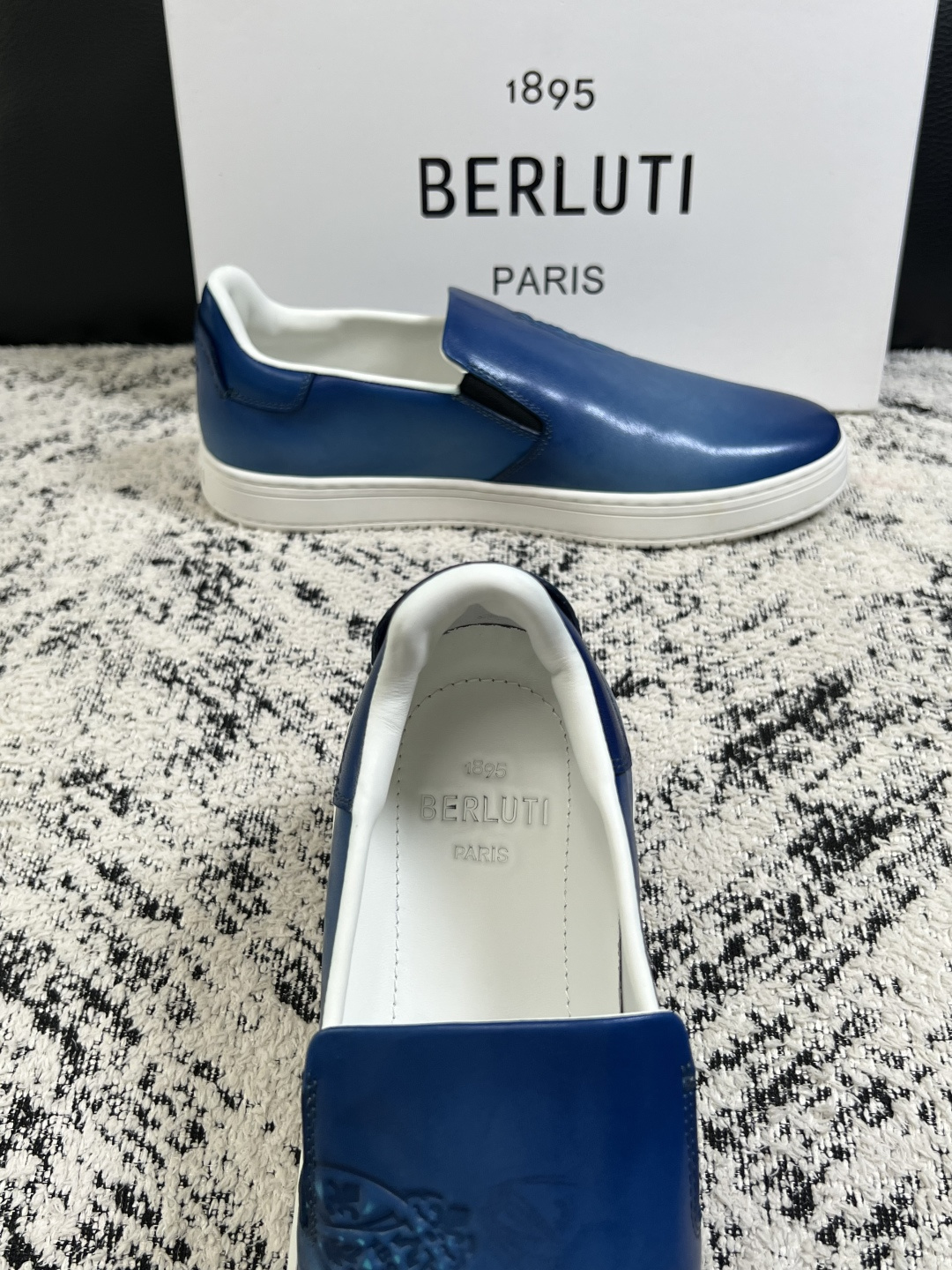 Berluti  高品质  顶级工艺品  布鲁提  拖鞋专柜同步发售原厂配置，意大利进口牛皮面料，全进口水染牛皮里垫，鞋
