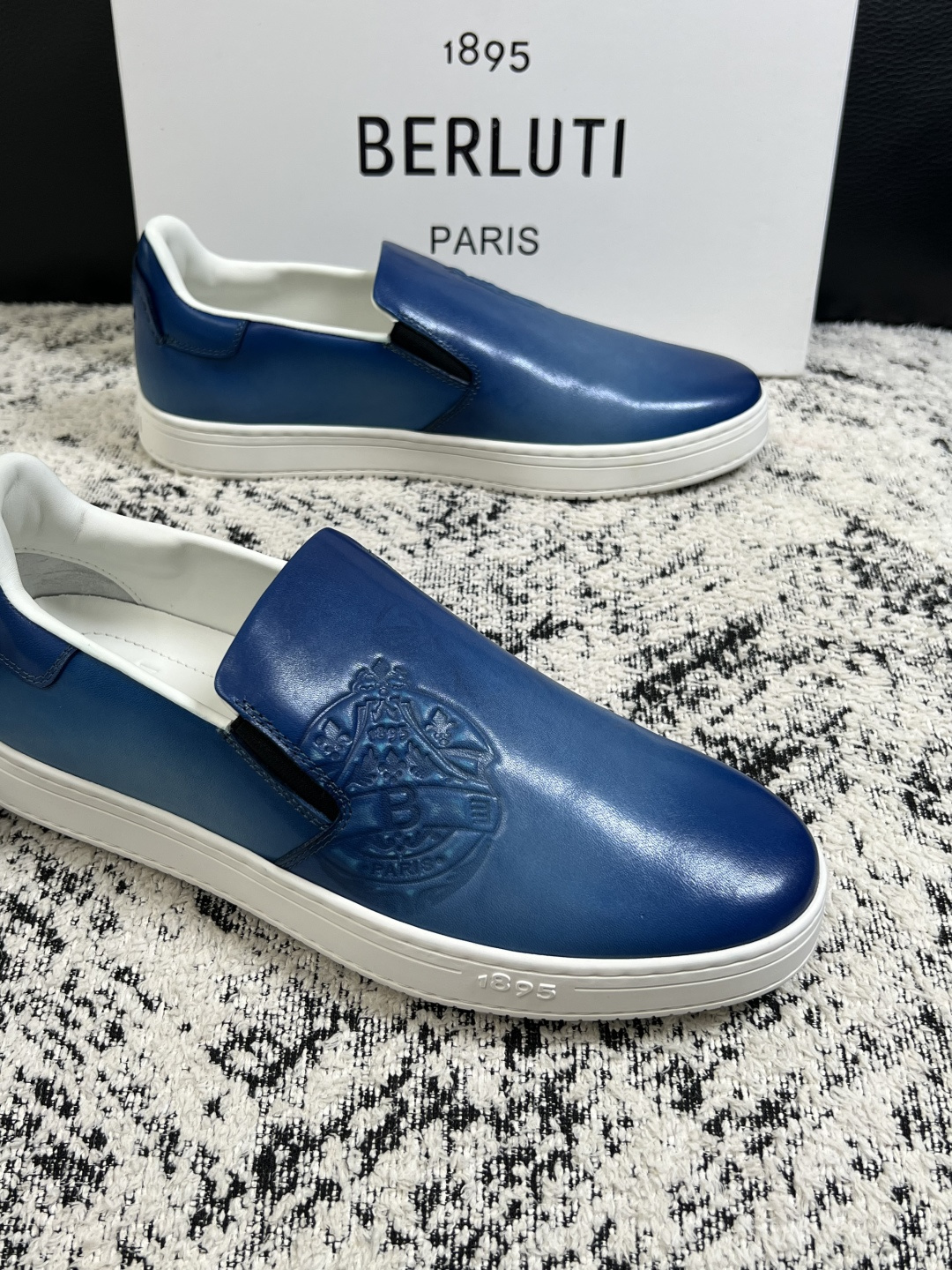 Berluti  高品质  顶级工艺品  布鲁提  拖鞋专柜同步发售原厂配置，意大利进口牛皮面料，全进口水染牛皮里垫，鞋
