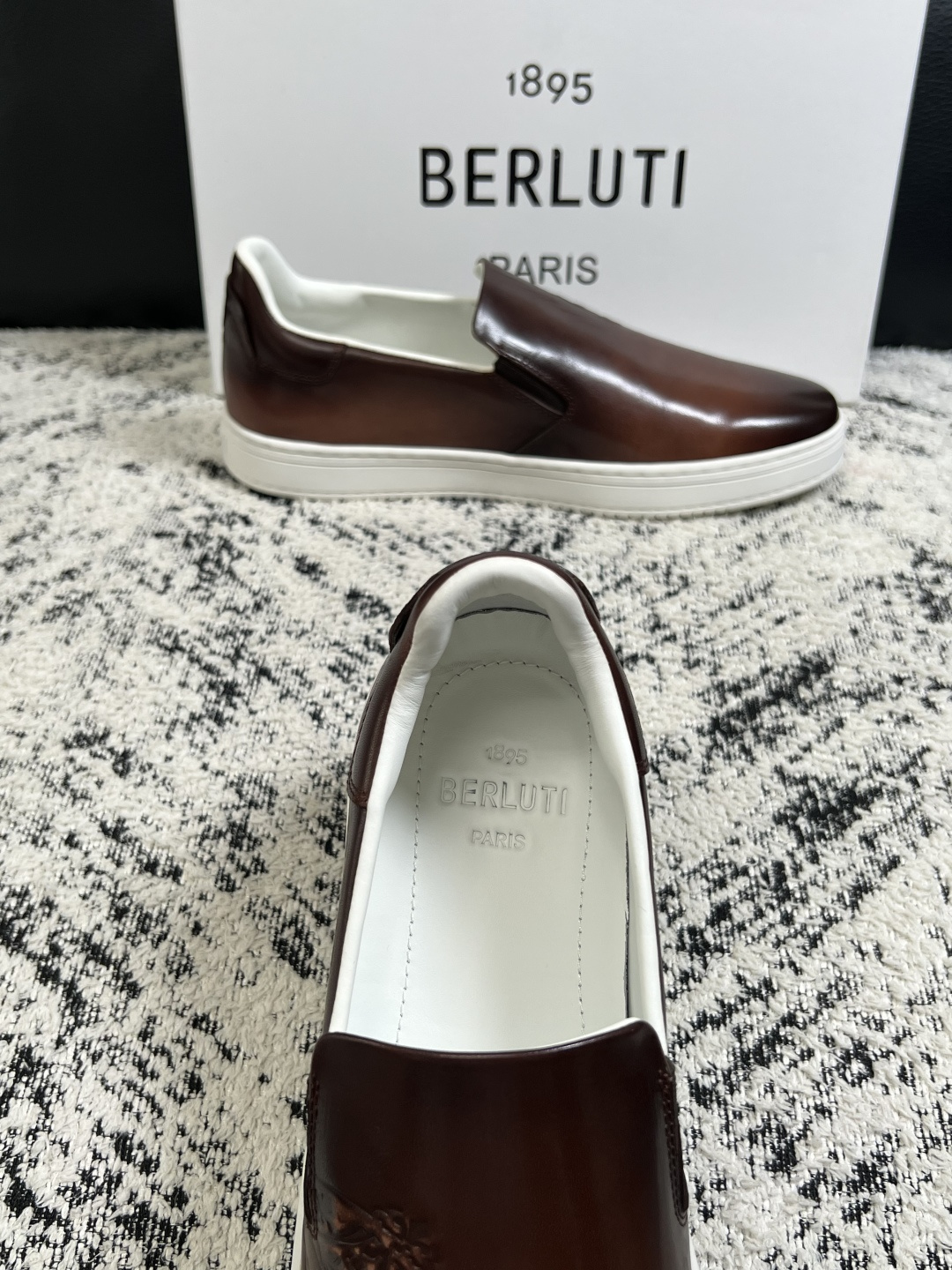 Berluti  高品质  顶级工艺品  布鲁提  拖鞋专柜同步发售原厂配置，意大利进口牛皮面料，全进口水染牛皮里垫，鞋