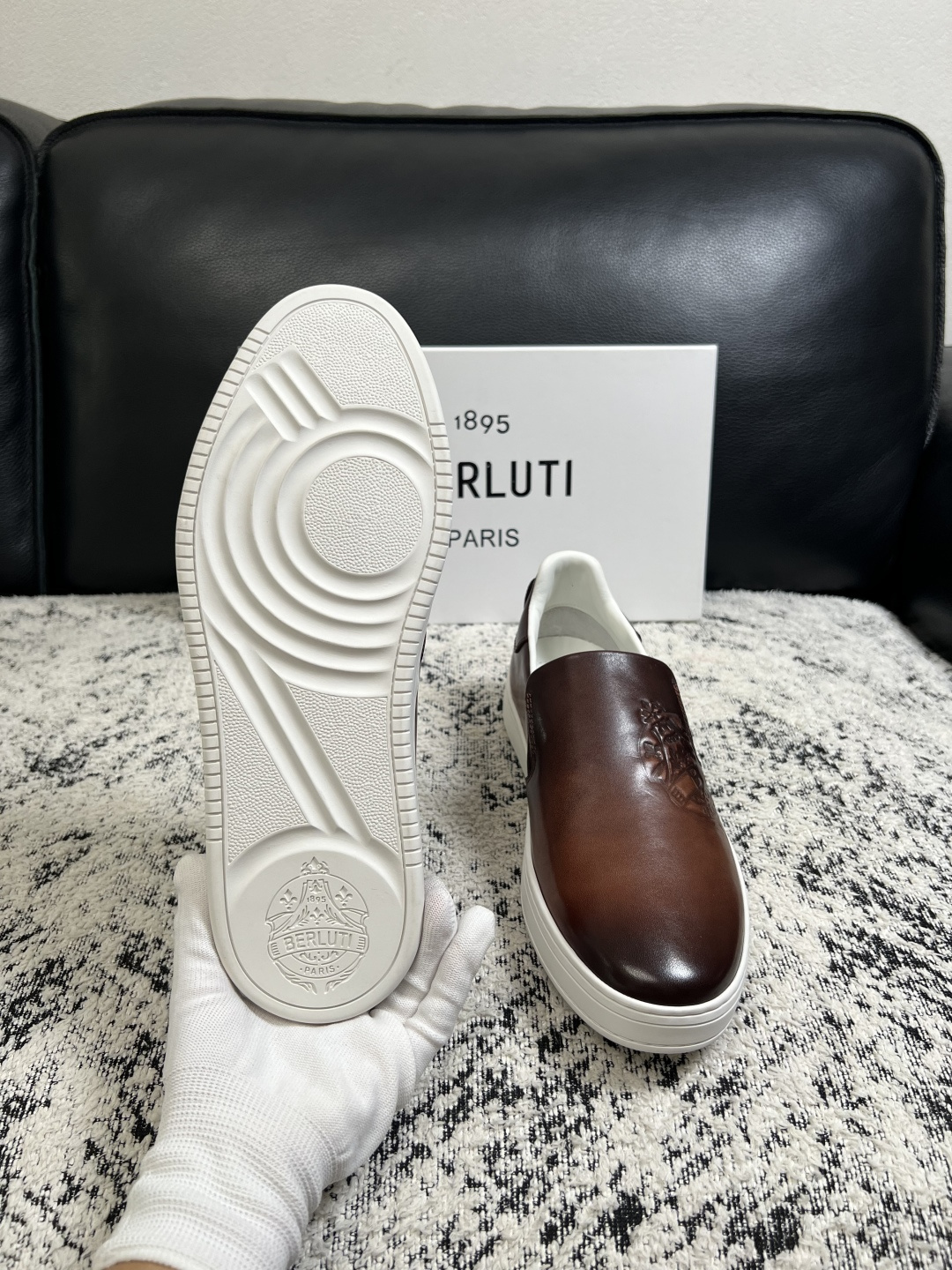 Berluti  高品质  顶级工艺品  布鲁提  拖鞋专柜同步发售原厂配置，意大利进口牛皮面料，全进口水染牛皮里垫，鞋