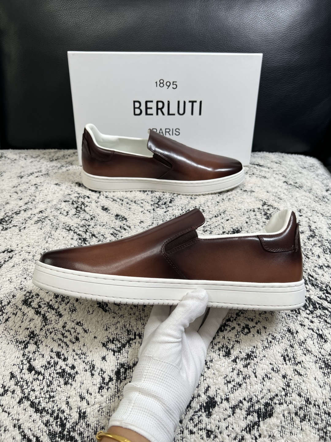 Berluti  高品质  顶级工艺品  布鲁提  拖鞋专柜同步发售原厂配置，意大利进口牛皮面料，全进口水染牛皮里垫，鞋