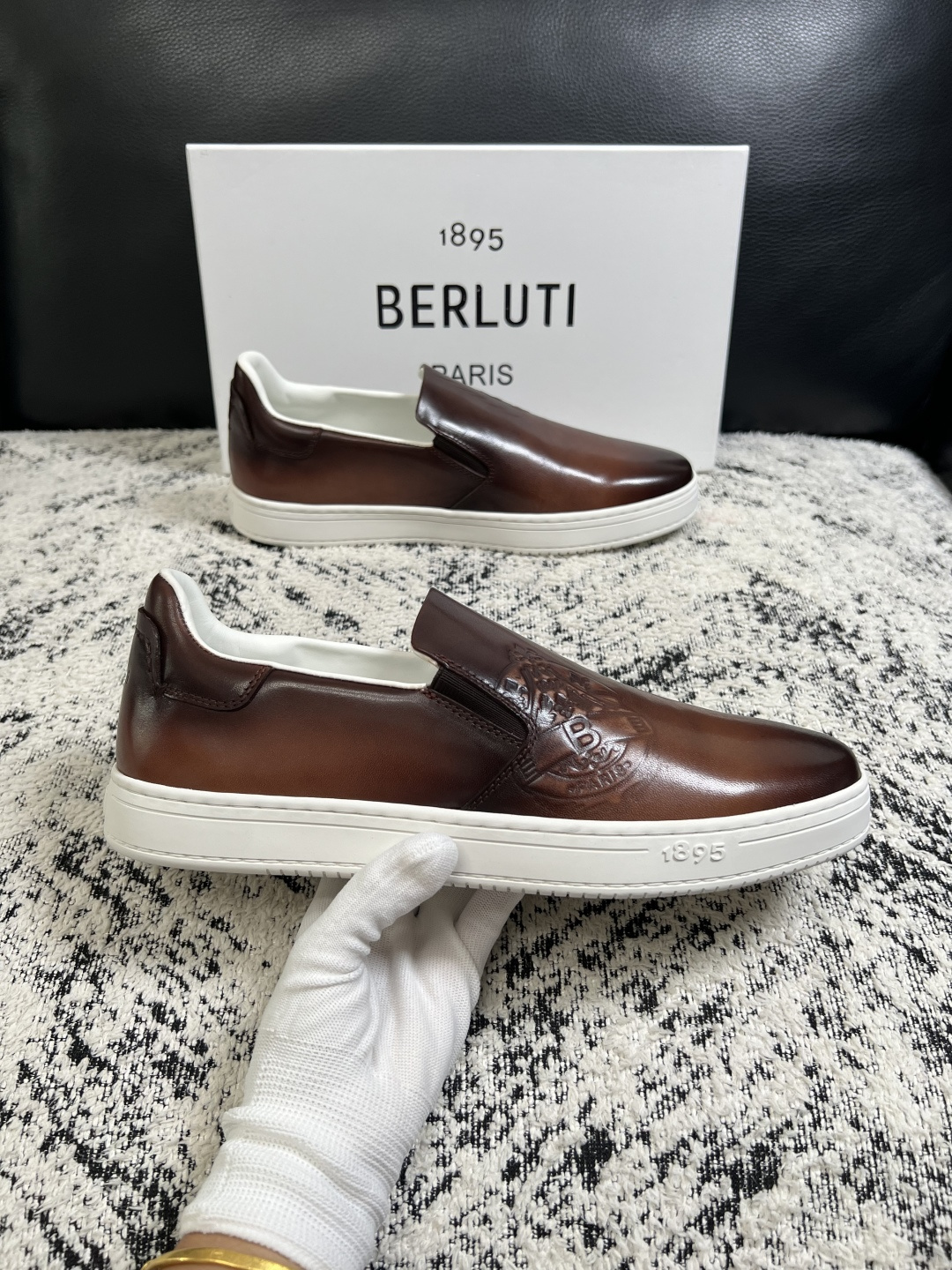 Berluti  高品质  顶级工艺品  布鲁提  拖鞋专柜同步发售原厂配置，意大利进口牛皮面料，全进口水染牛皮里垫，鞋