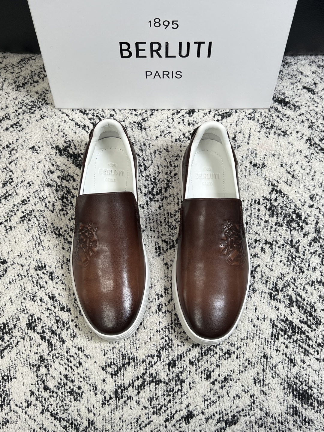 Berluti  高品质  顶级工艺品  布鲁提  拖鞋专柜同步发售原厂配置，意大利进口牛皮面料，全进口水染牛皮里垫，鞋