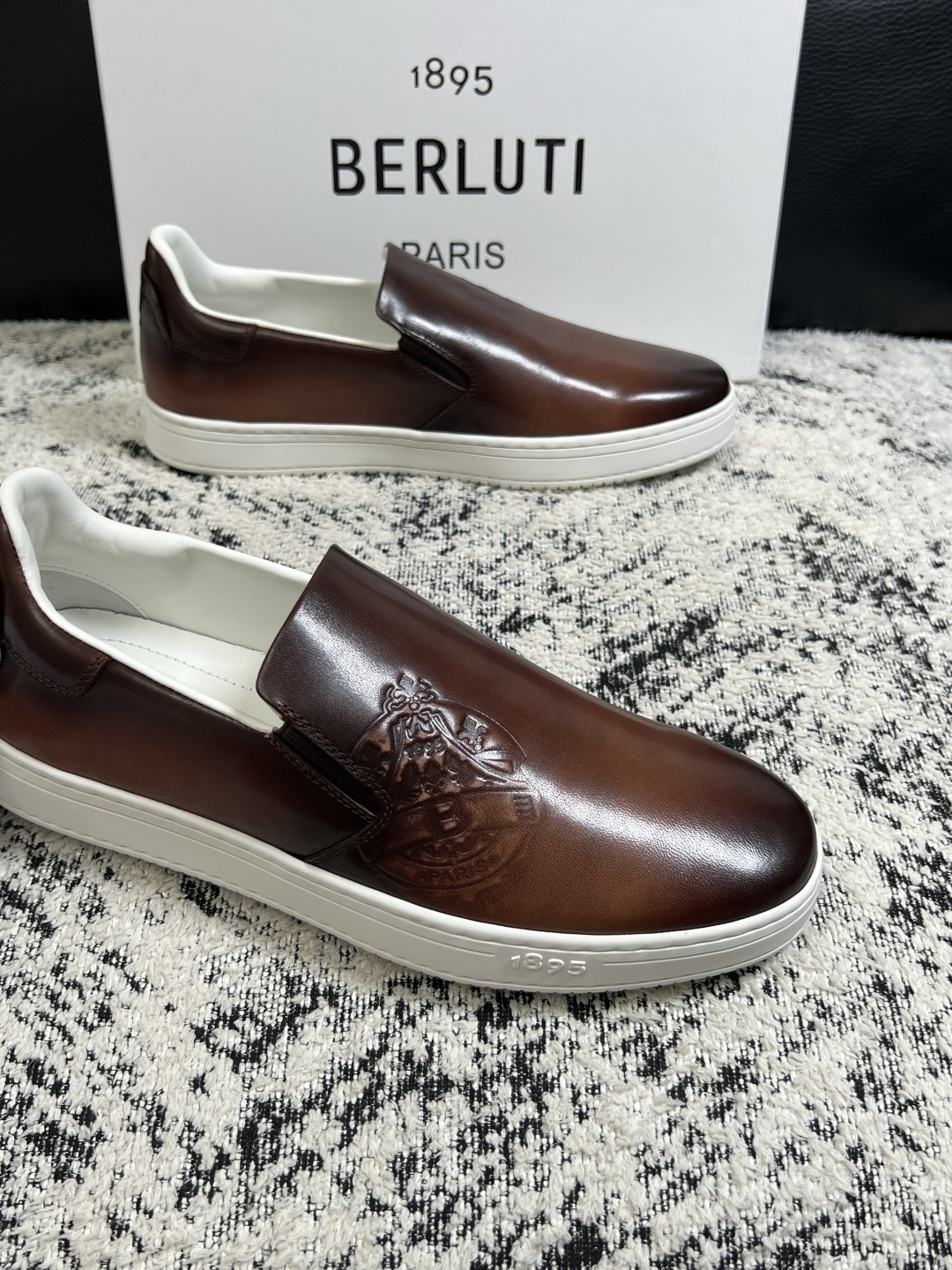 Berluti  高品质  顶级工艺品  布鲁提  拖鞋专柜同步发售原厂配置，意大利进口牛皮面料，全进口水染牛皮里垫，鞋