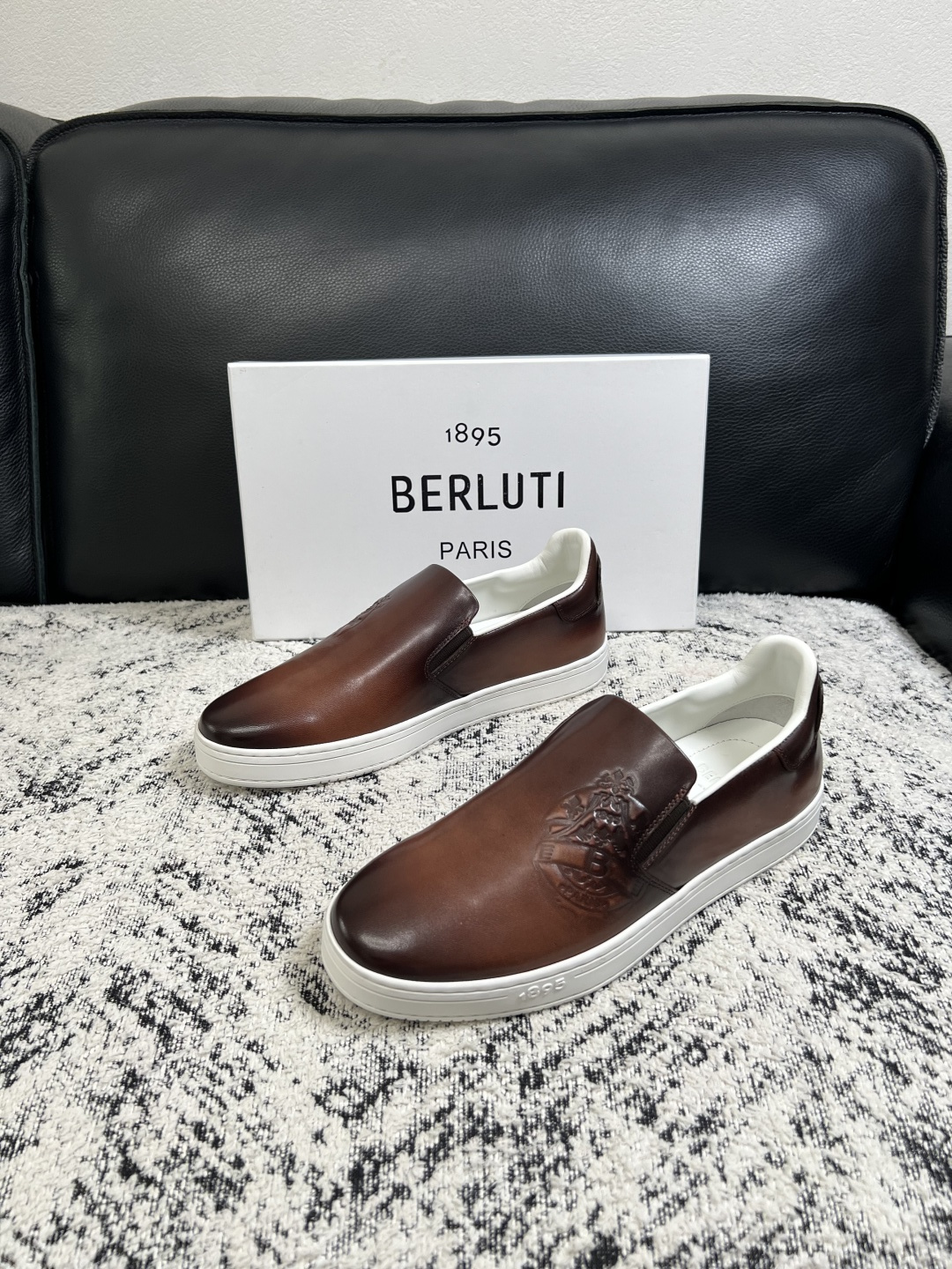 Berluti  高品质  顶级工艺品  布鲁提  拖鞋专柜同步发售原厂配置，意大利进口牛皮面料，全进口水染牛皮里垫，鞋