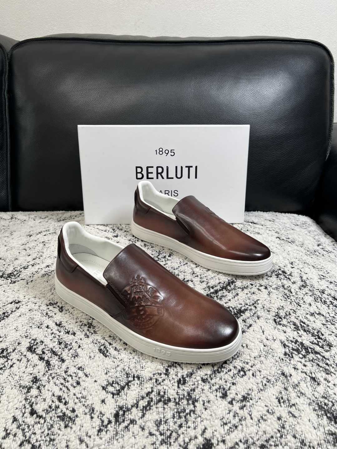 NO:955401,Berluti high-quality top crafts Berluti slippers are available at the counter simultaneously with original factory configuration, Italian imported cowhide fabric, fully imported water-dyed cowhide lining, original soles specially provided by the factory and super comfortable, original factory follow-up goods, code number 39-44 (order 45 46 47), slippers, cowhide19860909Berluti 高品质 顶级工艺品 布鲁提 拖鞋专柜同步发售原厂配置,意大利进口牛皮面料,全进口水染牛皮里垫,鞋底原厂特供原版底超级舒适,原厂跟单货,码数 39-44（订45 46 47）,,slippers,cowhide,Men's shoes