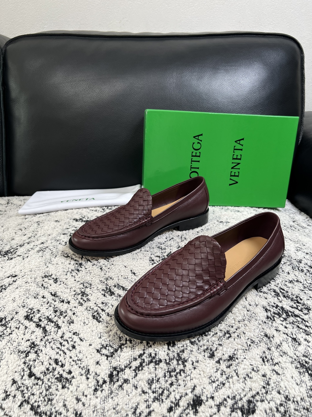 BOTTEGA  VENETA  高品质  顶级工艺品   葆蝶家 专柜同步，鞋面意大利进口编织牛皮面料，透气牛皮内里舒