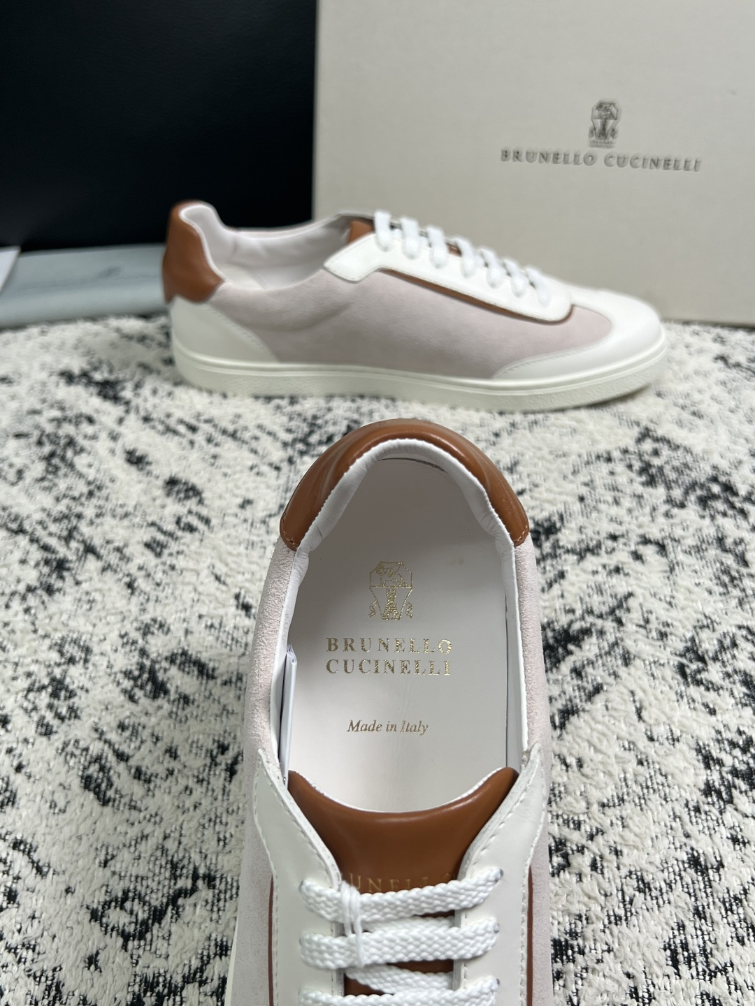 Brunello Cucinelli  高品质 顶级工艺品  BC  专柜同步原厂配置，意大利进口牛皮面料牛内里垫，高品
