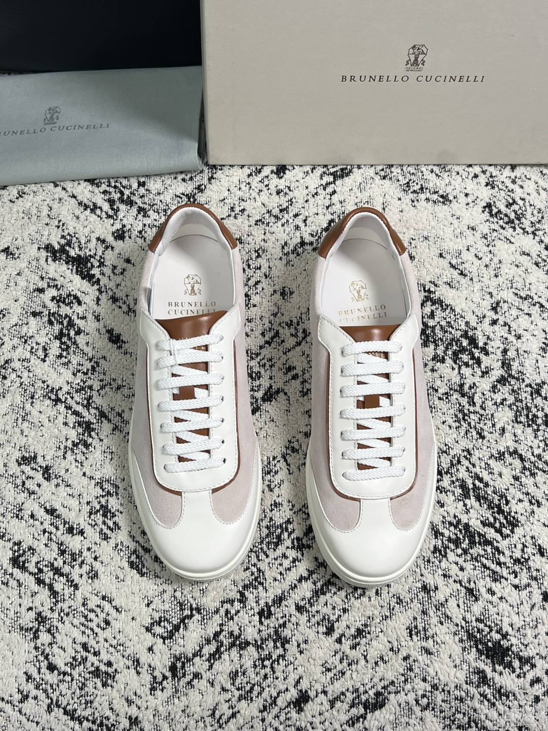 Brunello Cucinelli  高品质 顶级工艺品  BC  专柜同步原厂配置，意大利进口牛皮面料牛内里垫，高品