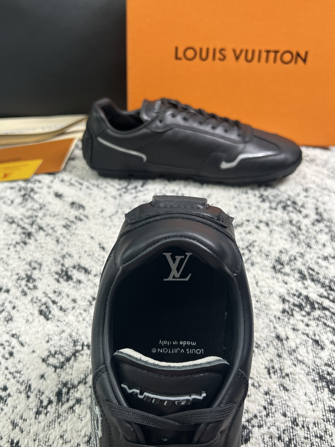 Lv  高品质  顶级工艺品  路易威登，运动板鞋专柜同步，鞋面意大利进口，高品质拼接缤纷色彩复杂工艺品，进口牛皮里垫柔