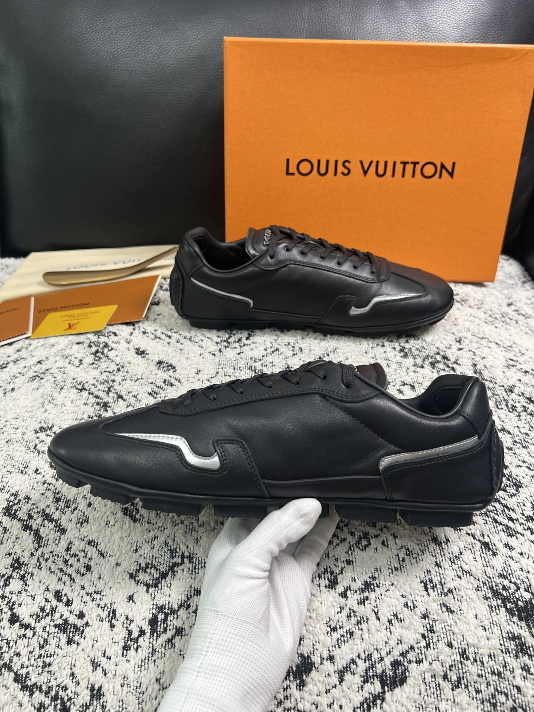 Lv  高品质  顶级工艺品  路易威登，运动板鞋专柜同步，鞋面意大利进口，高品质拼接缤纷色彩复杂工艺品，进口牛皮里垫柔