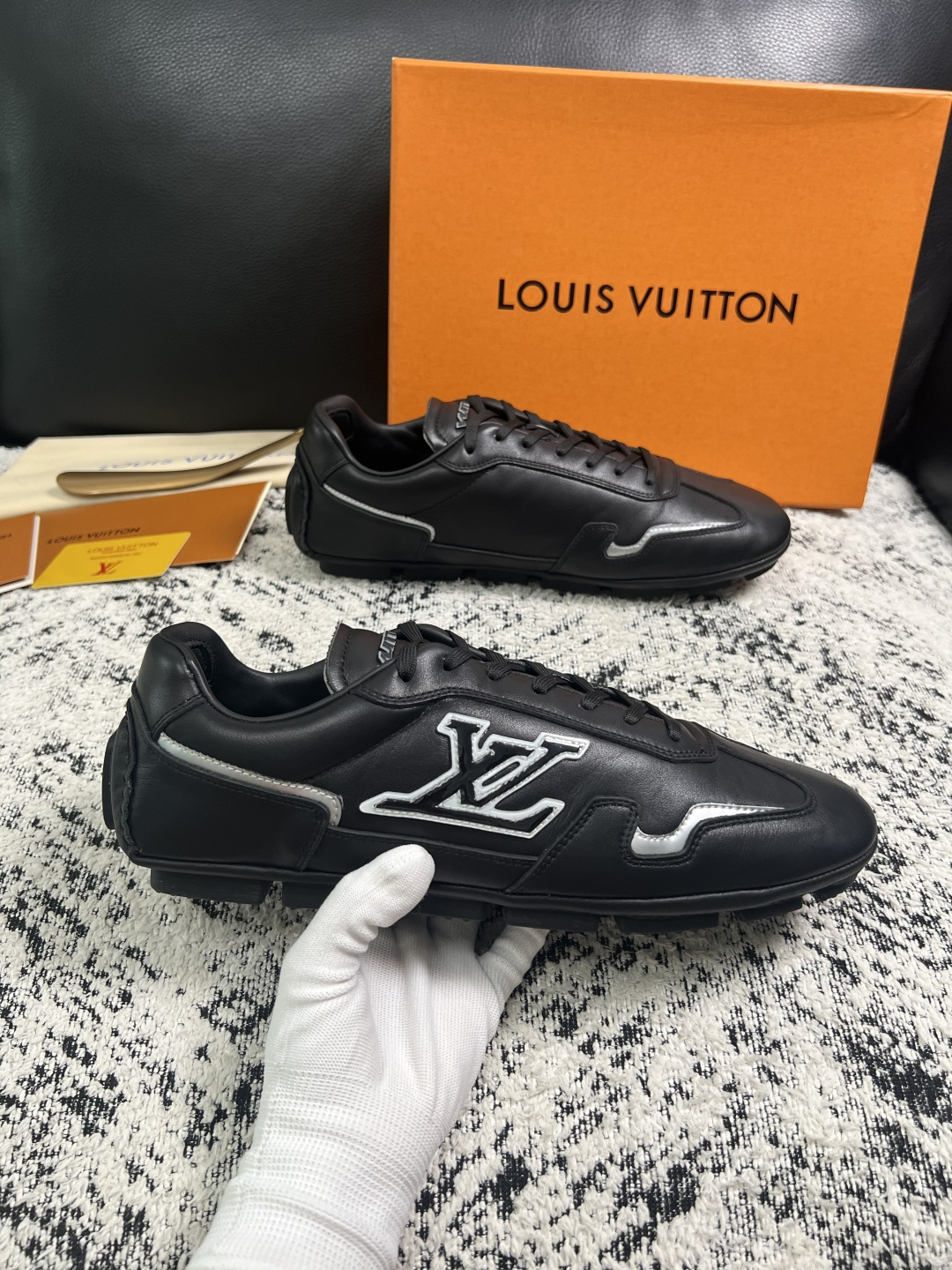Lv  高品质  顶级工艺品  路易威登，运动板鞋专柜同步，鞋面意大利进口，高品质拼接缤纷色彩复杂工艺品，进口牛皮里垫柔