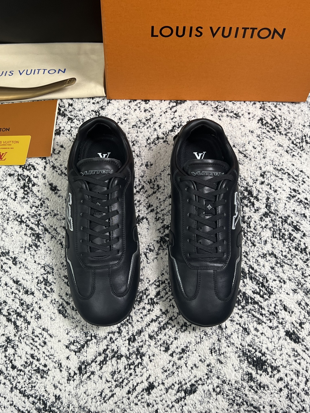 Lv  高品质  顶级工艺品  路易威登，运动板鞋专柜同步，鞋面意大利进口，高品质拼接缤纷色彩复杂工艺品，进口牛皮里垫柔
