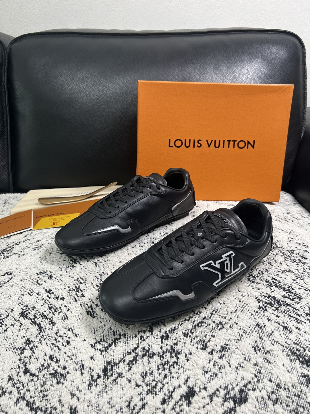 Lv  高品质  顶级工艺品  路易威登，运动板鞋专柜同步，鞋面意大利进口，高品质拼接缤纷色彩复杂工艺品，进口牛皮里垫柔