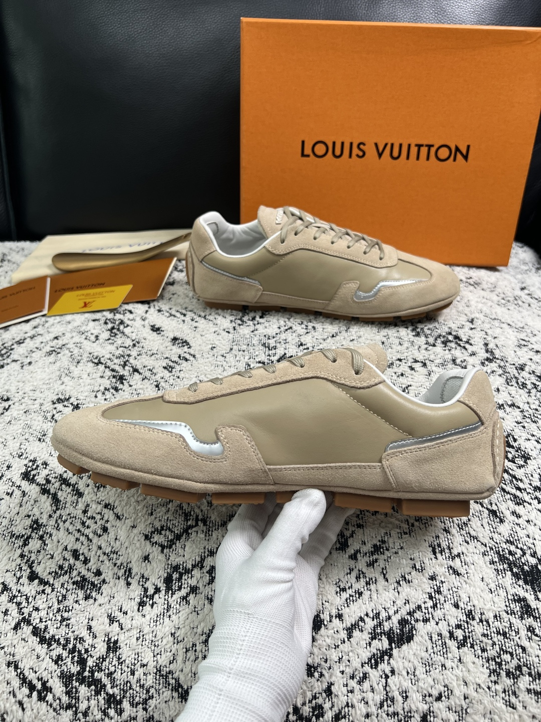 Lv  高品质  顶级工艺品  路易威登，运动板鞋专柜同步，鞋面意大利进口，高品质拼接缤纷色彩复杂工艺品，进口牛皮里垫柔