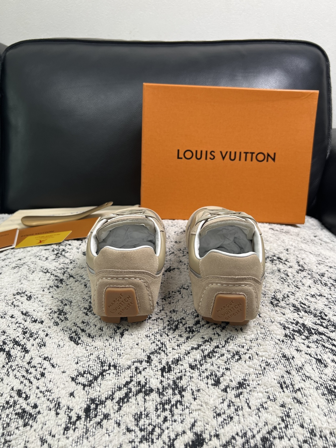 Lv  高品质  顶级工艺品  路易威登，运动板鞋专柜同步，鞋面意大利进口，高品质拼接缤纷色彩复杂工艺品，进口牛皮里垫柔