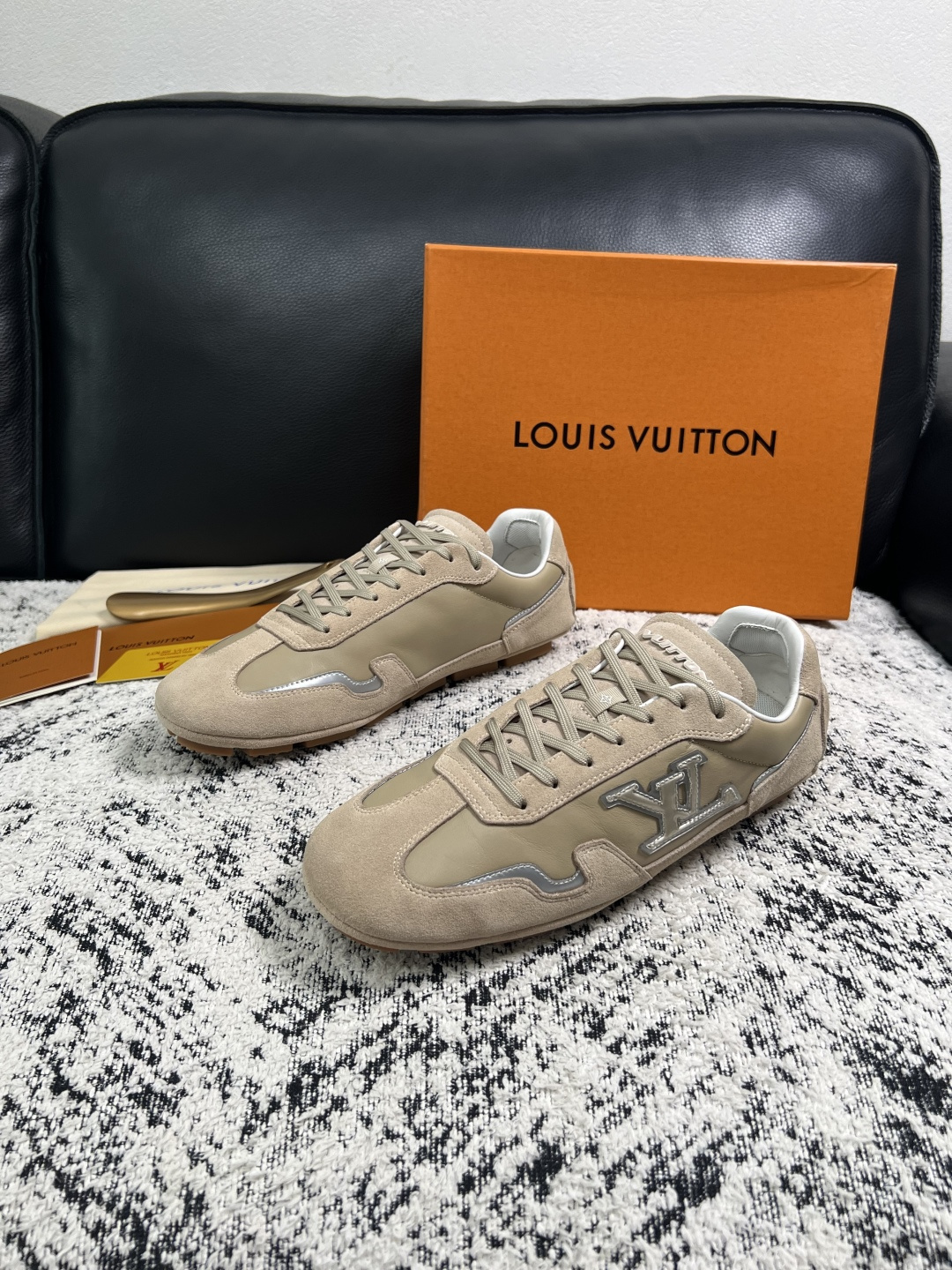 Lv  高品质  顶级工艺品  路易威登，运动板鞋专柜同步，鞋面意大利进口，高品质拼接缤纷色彩复杂工艺品，进口牛皮里垫柔