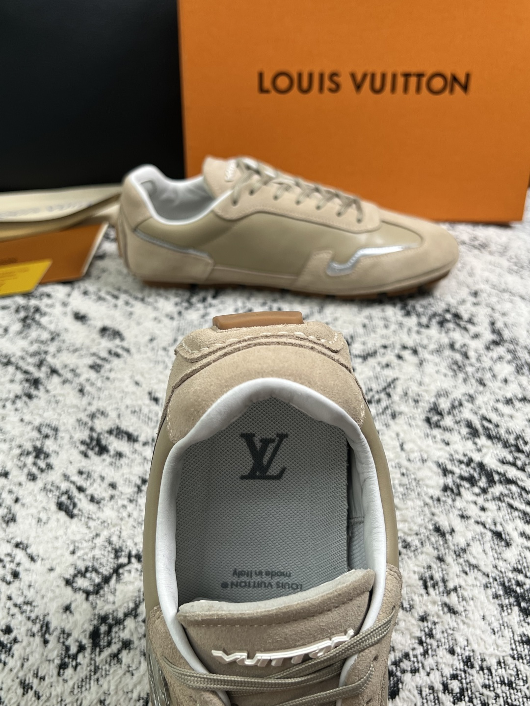 Lv  高品质  顶级工艺品  路易威登，运动板鞋专柜同步，鞋面意大利进口，高品质拼接缤纷色彩复杂工艺品，进口牛皮里垫柔