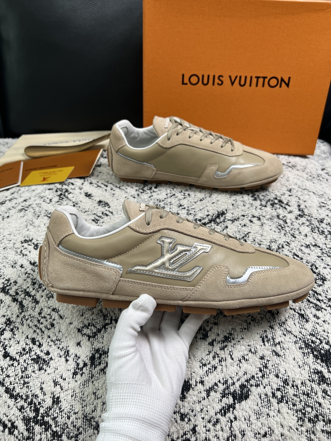 Lv  高品质  顶级工艺品  路易威登，运动板鞋专柜同步，鞋面意大利进口，高品质拼接缤纷色彩复杂工艺品，进口牛皮里垫柔