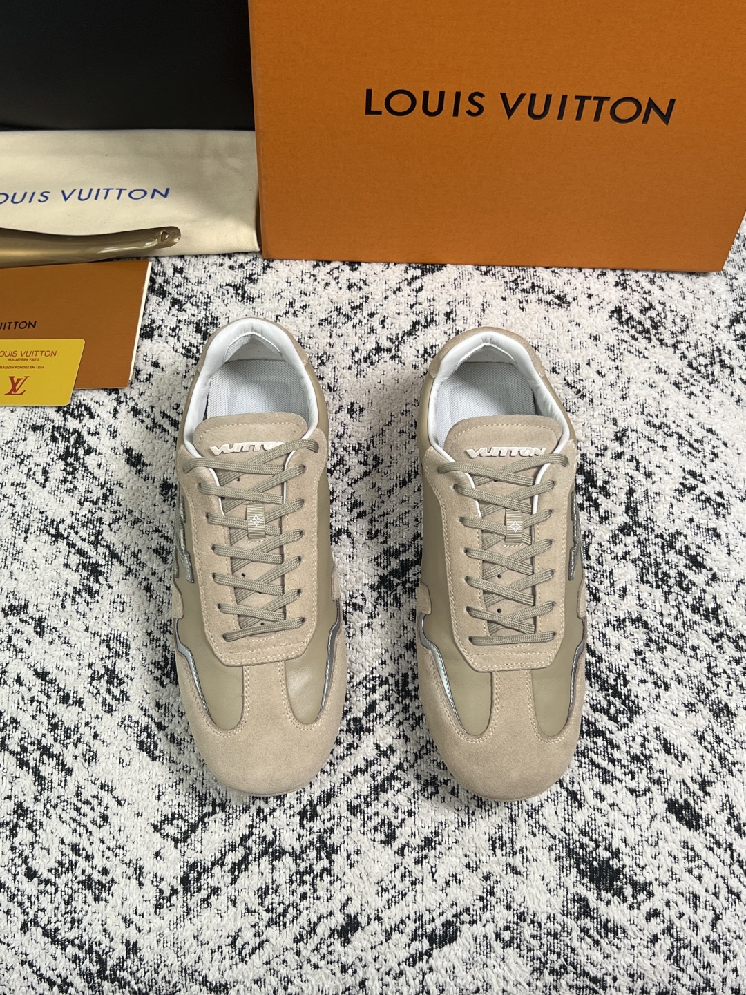 Lv  高品质  顶级工艺品  路易威登，运动板鞋专柜同步，鞋面意大利进口，高品质拼接缤纷色彩复杂工艺品，进口牛皮里垫柔