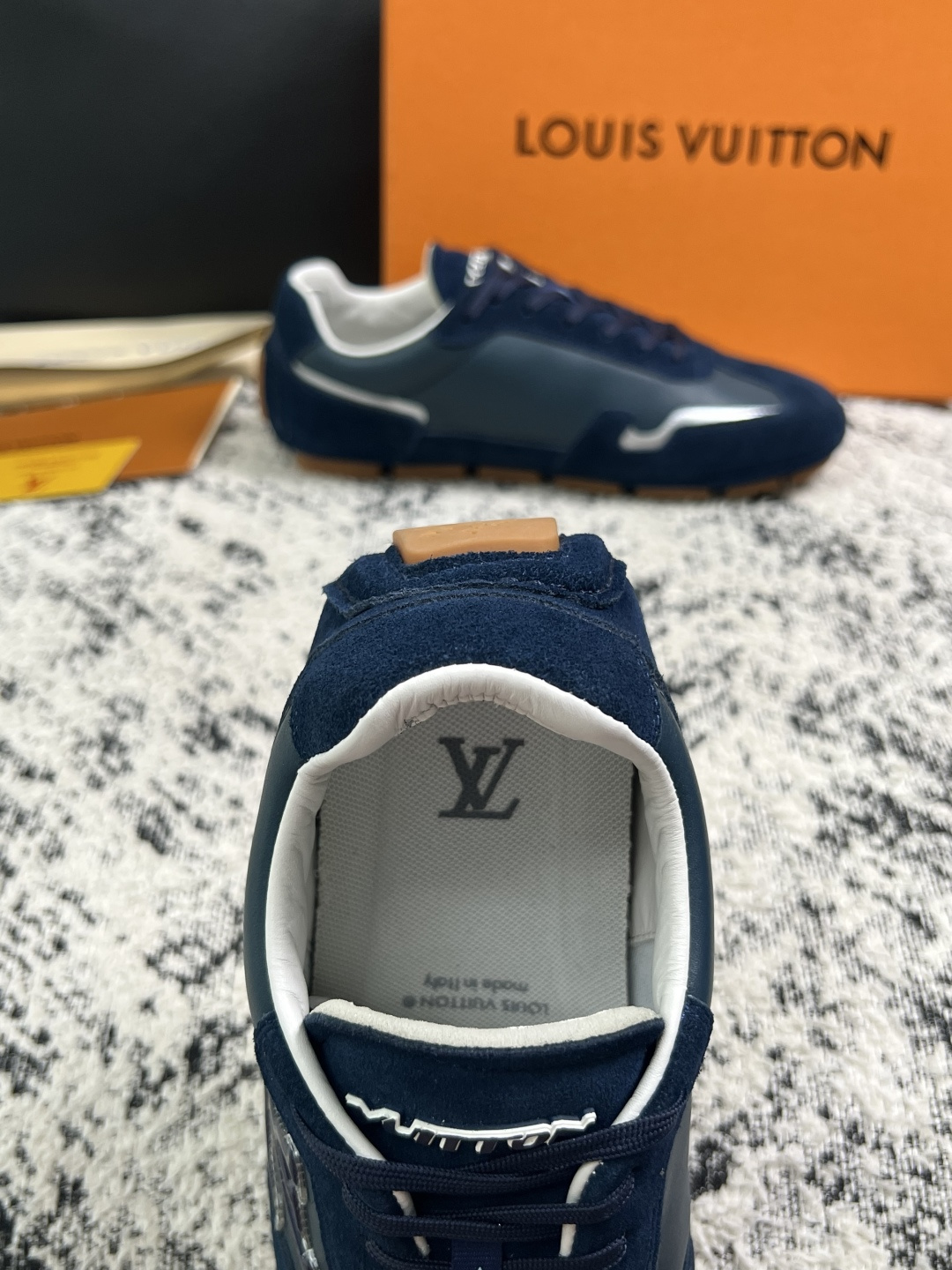Lv  高品质  顶级工艺品  路易威登，运动板鞋专柜同步，鞋面意大利进口，高品质拼接缤纷色彩复杂工艺品，进口牛皮里垫柔