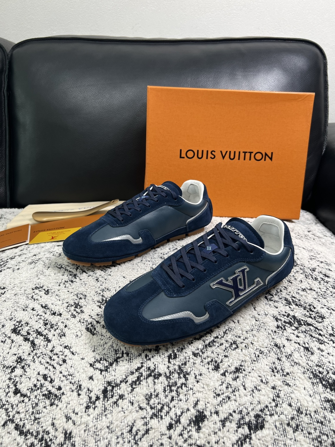Lv  高品质  顶级工艺品  路易威登，运动板鞋专柜同步，鞋面意大利进口，高品质拼接缤纷色彩复杂工艺品，进口牛皮里垫柔