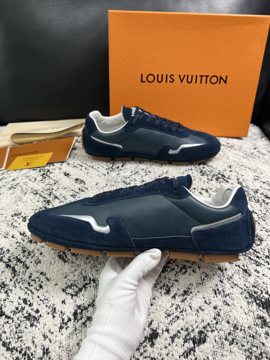 Lv  高品质  顶级工艺品  路易威登，运动板鞋专柜同步，鞋面意大利进口，高品质拼接缤纷色彩复杂工艺品，进口牛皮里垫柔