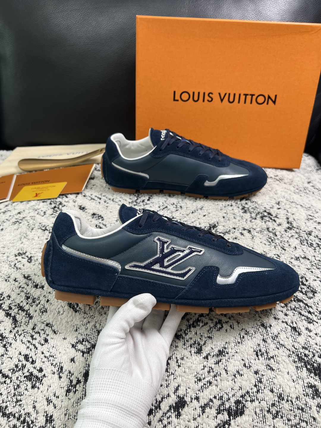 Lv  高品质  顶级工艺品  路易威登，运动板鞋专柜同步，鞋面意大利进口，高品质拼接缤纷色彩复杂工艺品，进口牛皮里垫柔