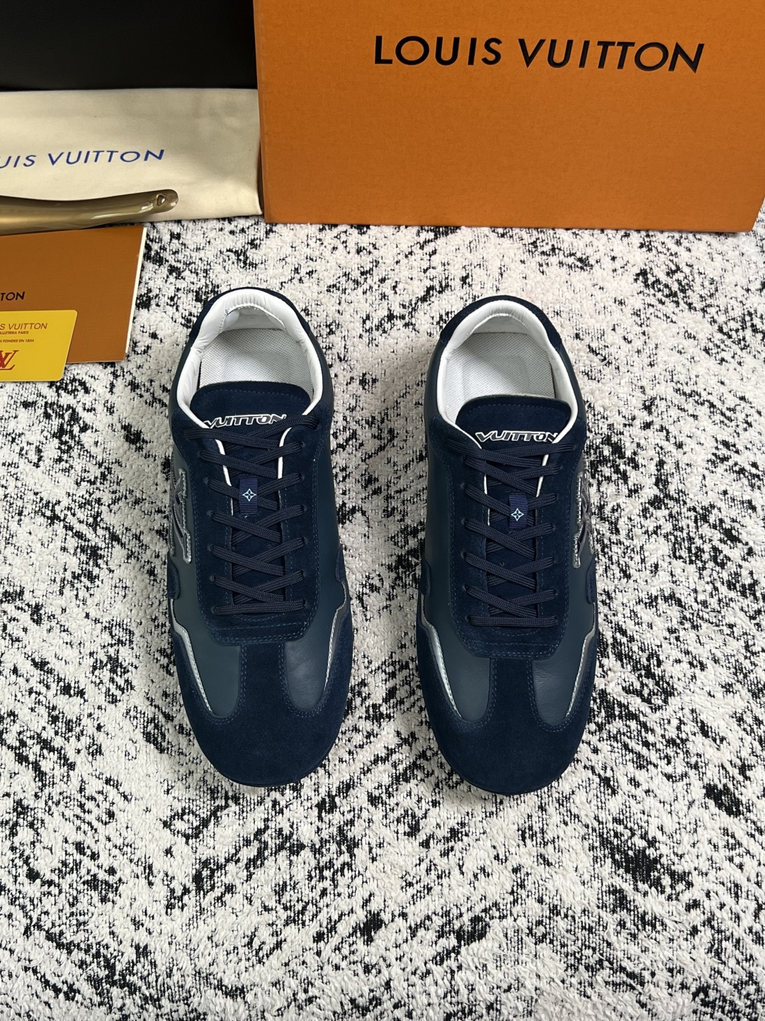 Lv  高品质  顶级工艺品  路易威登，运动板鞋专柜同步，鞋面意大利进口，高品质拼接缤纷色彩复杂工艺品，进口牛皮里垫柔