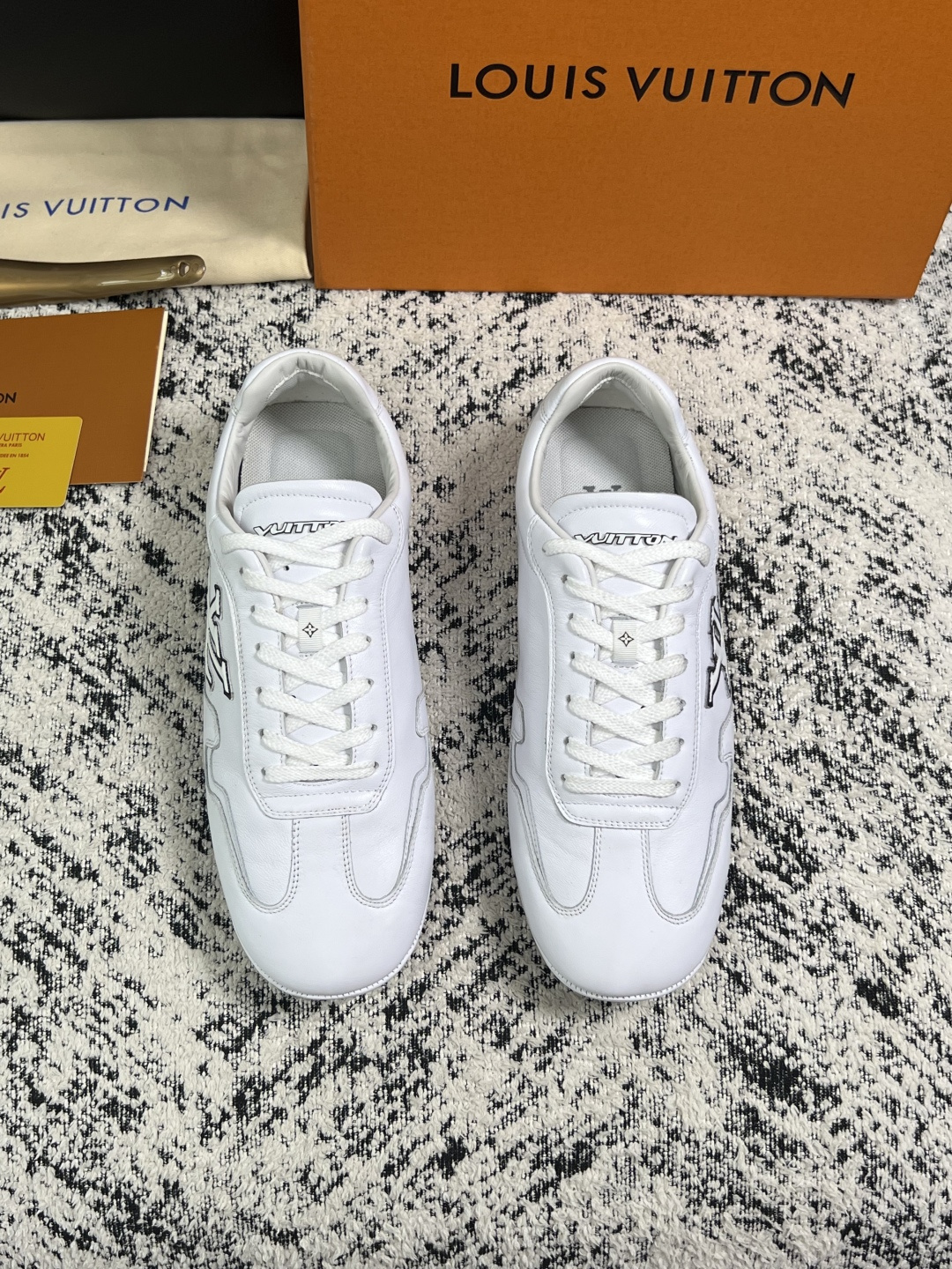 Lv  高品质  顶级工艺品  路易威登，运动板鞋专柜同步，鞋面意大利进口，高品质拼接缤纷色彩复杂工艺品，进口牛皮里垫柔