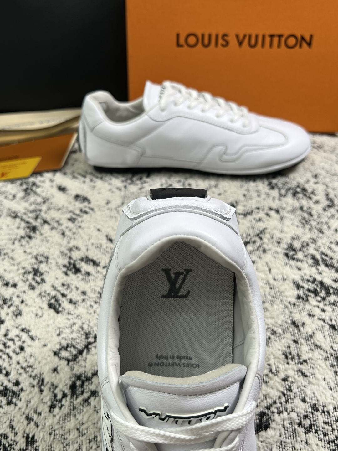 Lv  高品质  顶级工艺品  路易威登，运动板鞋专柜同步，鞋面意大利进口，高品质拼接缤纷色彩复杂工艺品，进口牛皮里垫柔