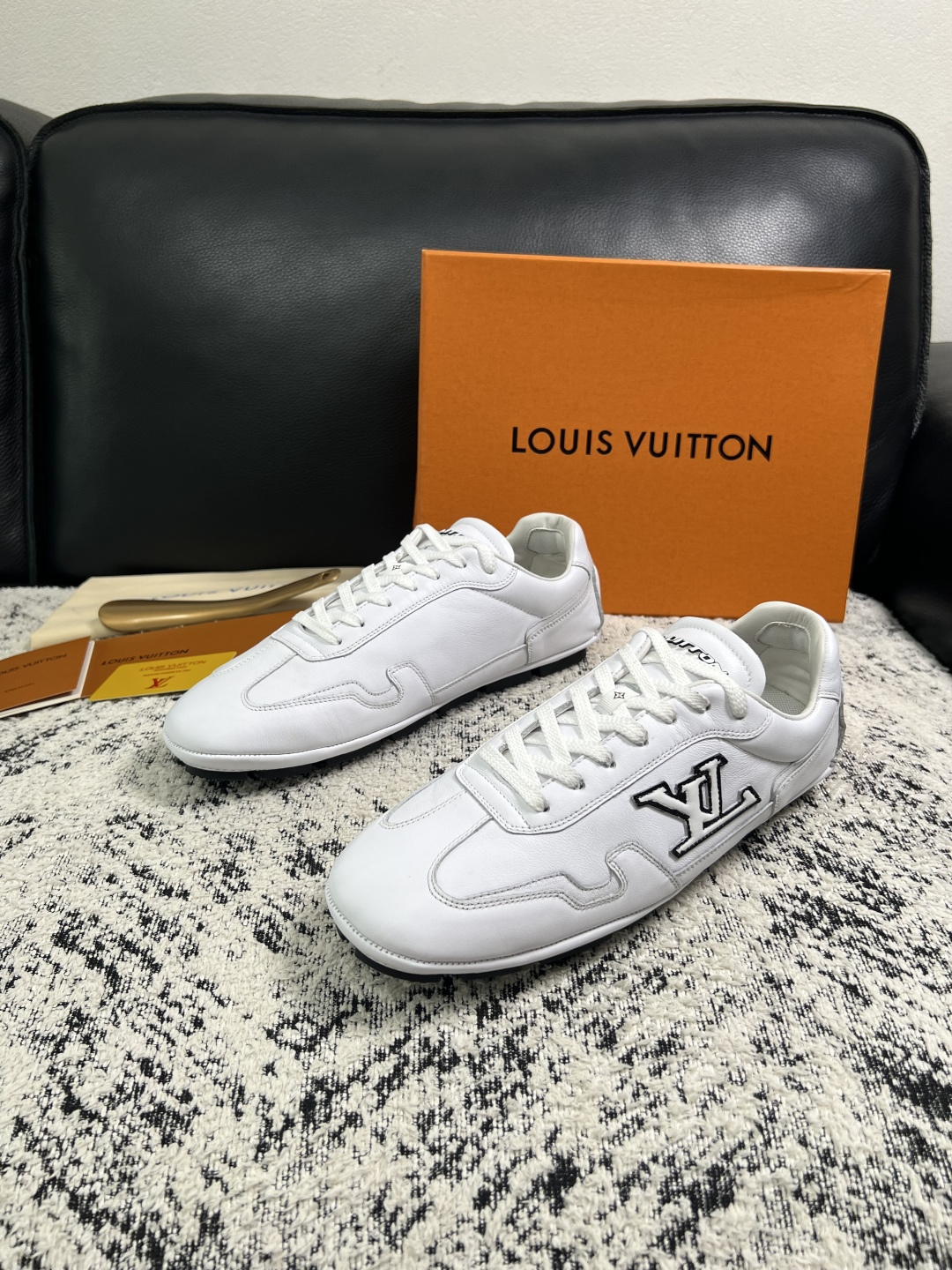 Lv  高品质  顶级工艺品  路易威登，运动板鞋专柜同步，鞋面意大利进口，高品质拼接缤纷色彩复杂工艺品，进口牛皮里垫柔