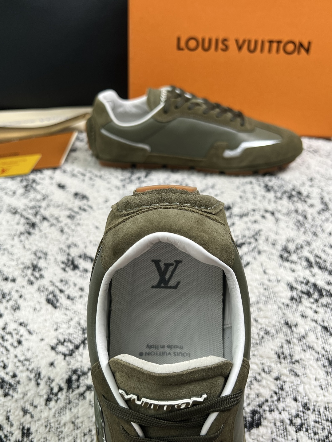 Lv  高品质  顶级工艺品  路易威登，运动板鞋专柜同步，鞋面意大利进口，高品质拼接缤纷色彩复杂工艺品，进口牛皮里垫柔