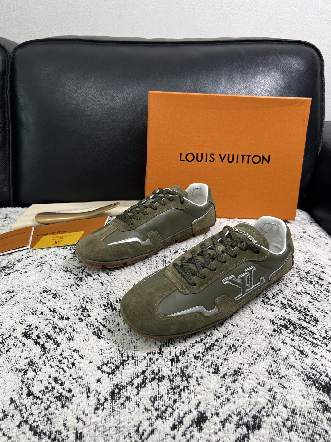 Lv  高品质  顶级工艺品  路易威登，运动板鞋专柜同步，鞋面意大利进口，高品质拼接缤纷色彩复杂工艺品，进口牛皮里垫柔