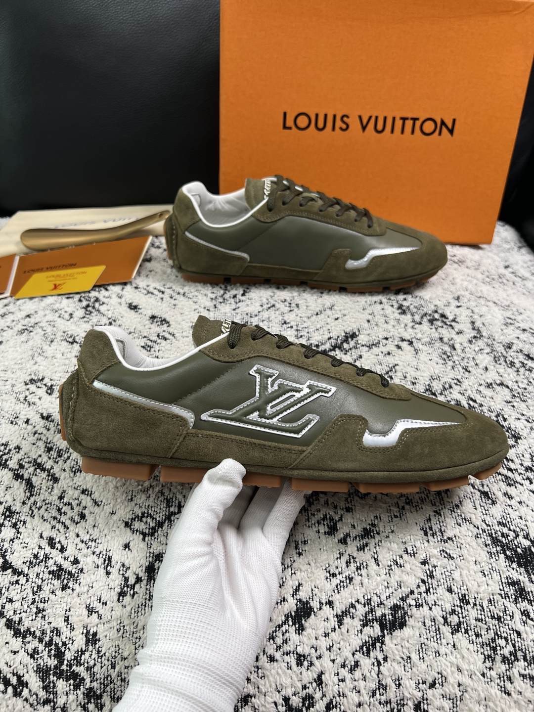 Lv  高品质  顶级工艺品  路易威登，运动板鞋专柜同步，鞋面意大利进口，高品质拼接缤纷色彩复杂工艺品，进口牛皮里垫柔