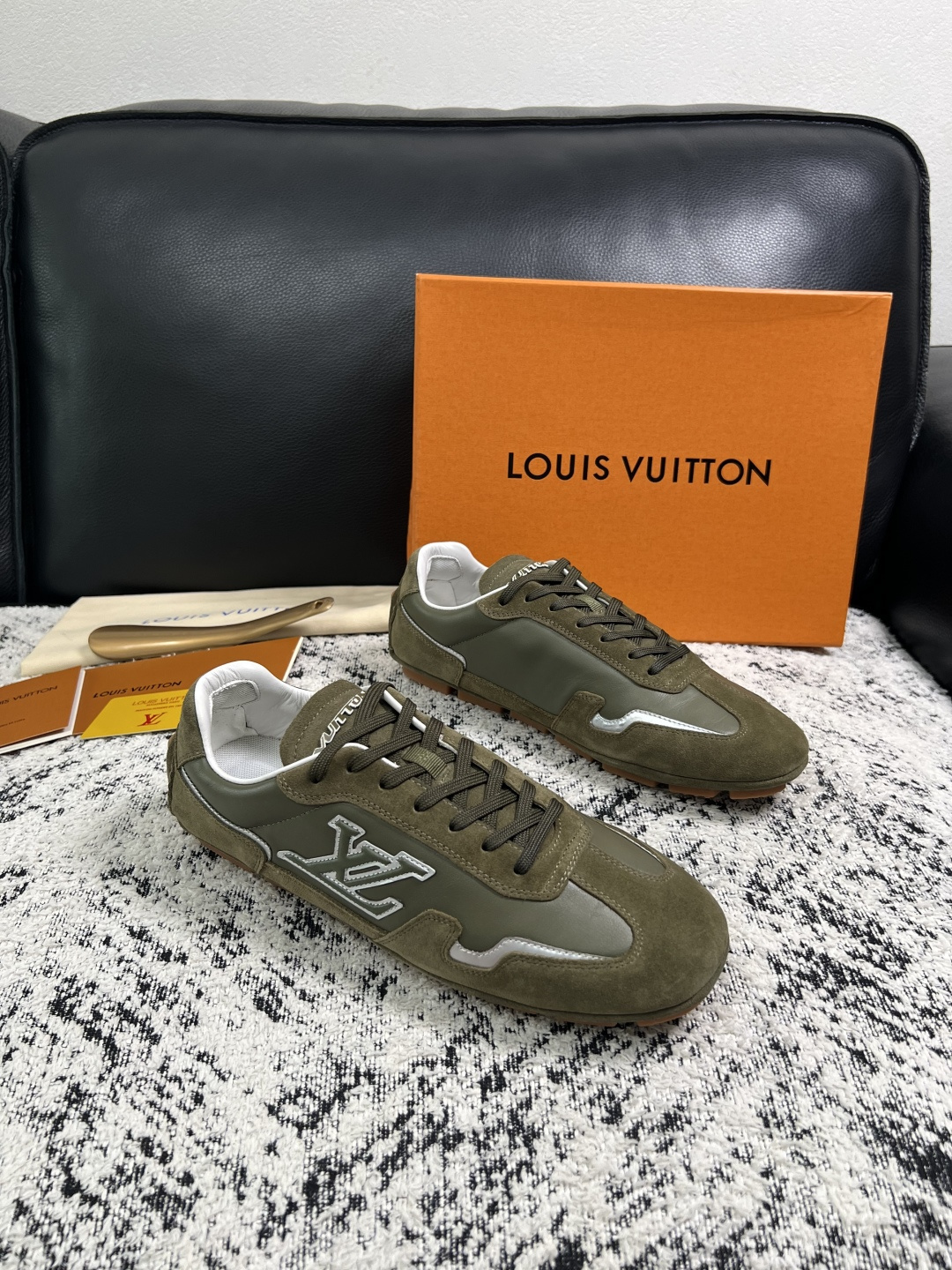 NO:955430,Lv high-quality top crafts Louis Vuitton, sports sneakers counter synchronization, uppers imported from Italy, high-quality splicing colorful and complex crafts, imported cowhide lining soft and comfortable, original soles specially provided by the original factory, TPU exclusive movable molded soles super comfortable, original factory follow-up goods, code number 39-44 (customized 38 45 46),, louis vuitton, louis vuitton, cowhide19860909Lv 高品质 顶级工艺品 路易威登,运动板鞋专柜同步,鞋面意大利进口,高品质拼接缤纷色彩复杂工艺品,进口牛皮里垫柔软舒适,鞋底原厂特供原版底,TPU独家活动成型底超级舒适,原厂跟单货,码数 39-44（订做 38 45 46）,,louis vuitton,louis vuitton,cowhide,Men's shoes
