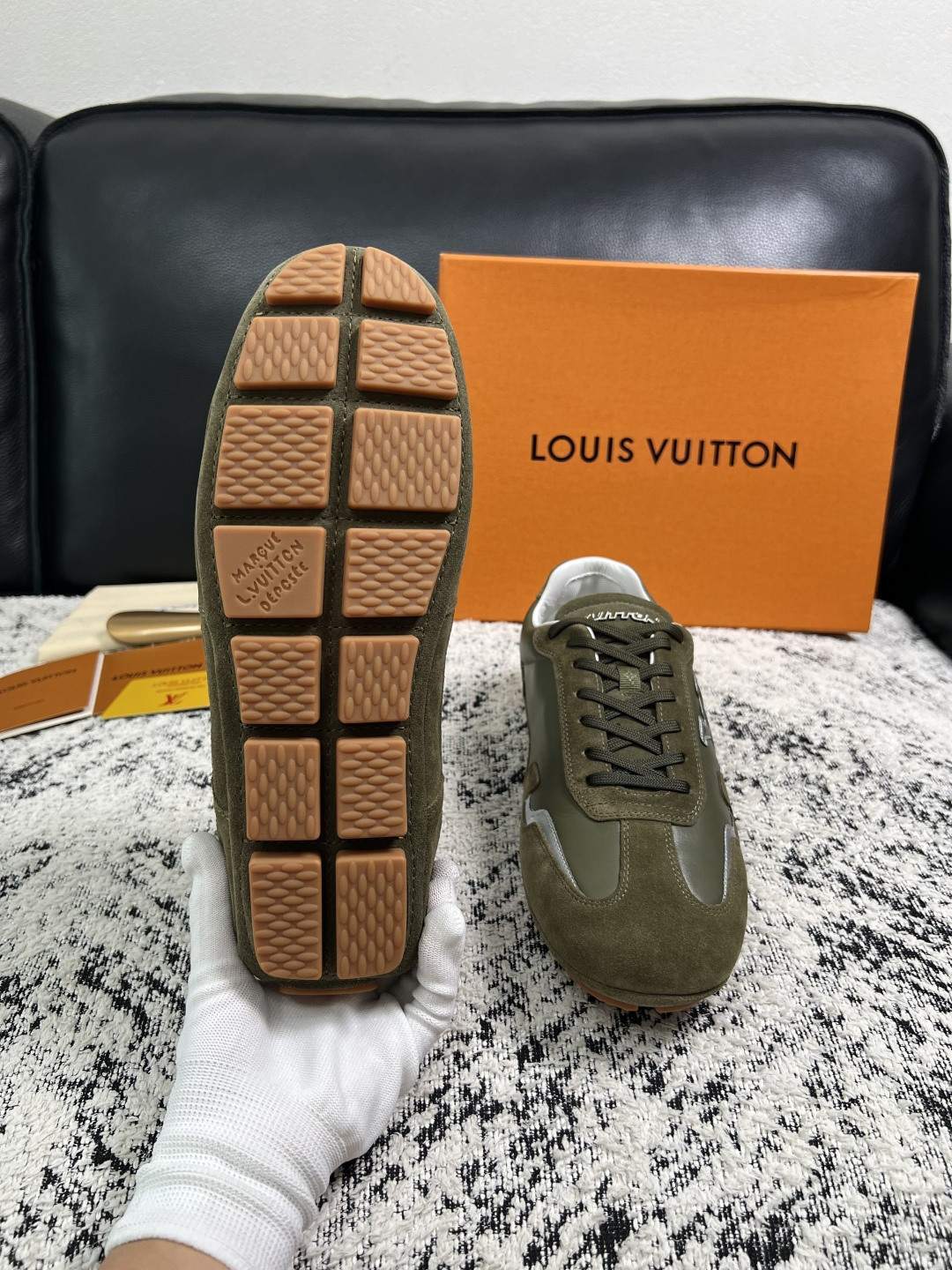Lv  高品质  顶级工艺品  路易威登，运动板鞋专柜同步，鞋面意大利进口，高品质拼接缤纷色彩复杂工艺品，进口牛皮里垫柔