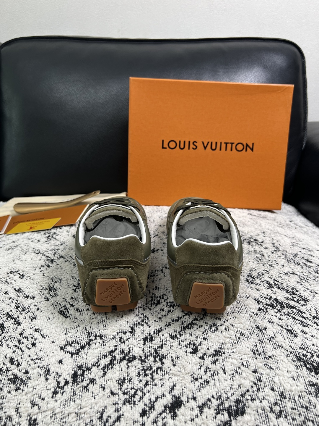 Lv  高品质  顶级工艺品  路易威登，运动板鞋专柜同步，鞋面意大利进口，高品质拼接缤纷色彩复杂工艺品，进口牛皮里垫柔