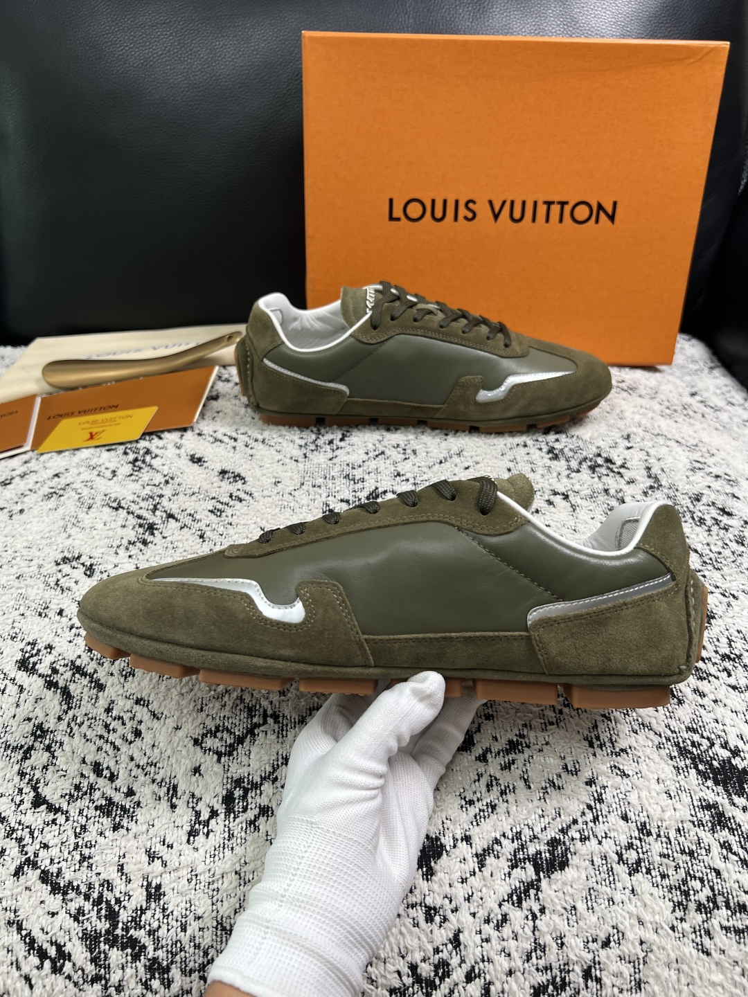 Lv  高品质  顶级工艺品  路易威登，运动板鞋专柜同步，鞋面意大利进口，高品质拼接缤纷色彩复杂工艺品，进口牛皮里垫柔