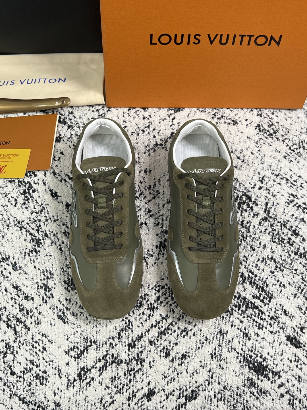 Lv  高品质  顶级工艺品  路易威登，运动板鞋专柜同步，鞋面意大利进口，高品质拼接缤纷色彩复杂工艺品，进口牛皮里垫柔