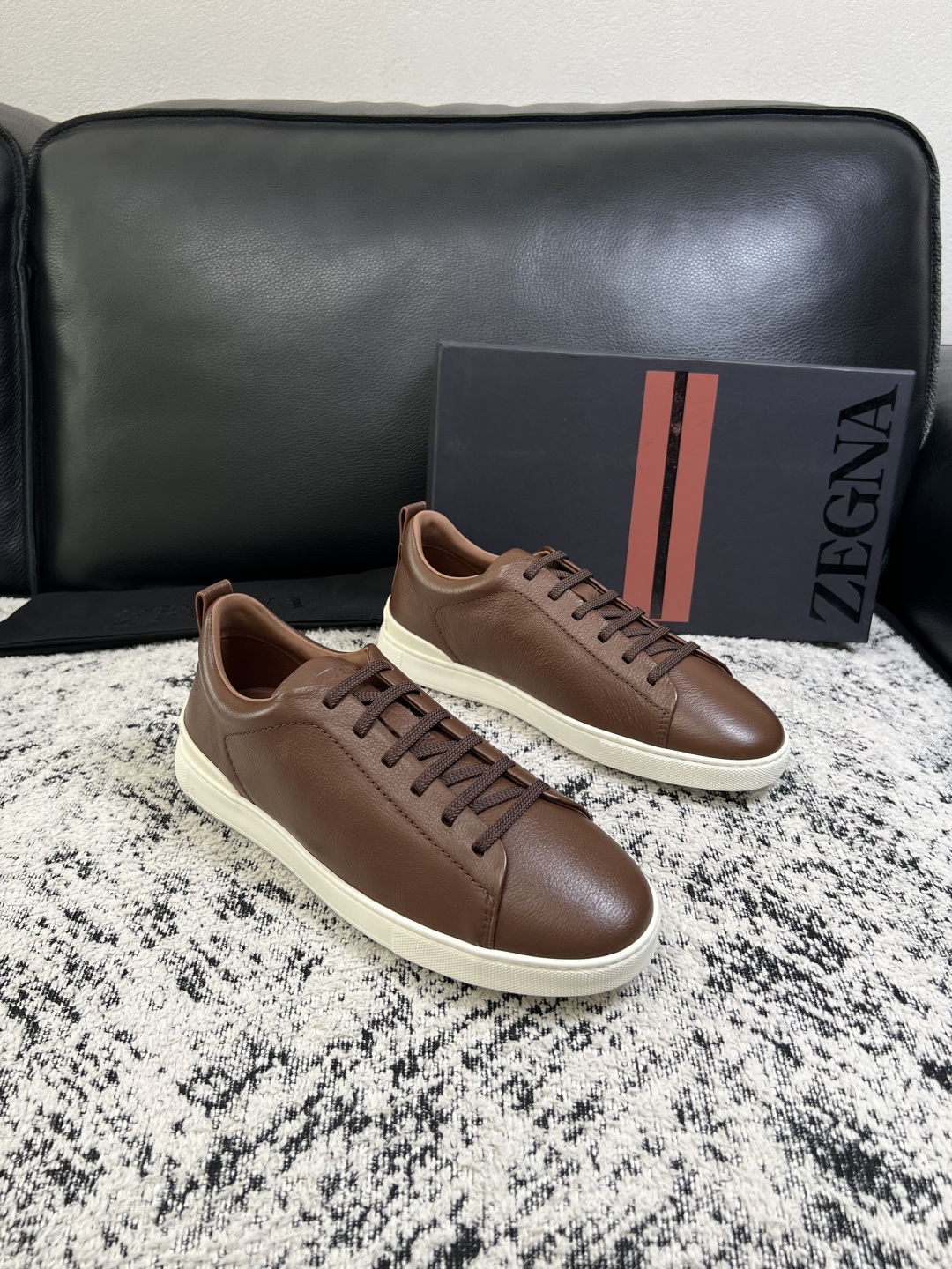 NO:955445,Only change the code without returning it. Zegna's high-quality top crafts. Zegna's new counter with original configuration, imported cowhide fabric from Italy, imported cowhide lining, breathable and comfortable. The sole is specially provided by the original factory and the original sole is super comfortable. Original and single goods are welcome to compare. The code number is 39-44 (order 45 46 47), zegna,cowhide19860909只换码不退Zegna 高品质 顶级工艺品 杰尼亚 专柜新款原厂配置,意大利进口牛皮面料,进口牛里垫,透气舒适,鞋底原厂特供原版底超级舒适,原厂跟单货 欢迎对比,码数 39-44（订 45 46 47）,,zegna,cowhide,Men's shoes