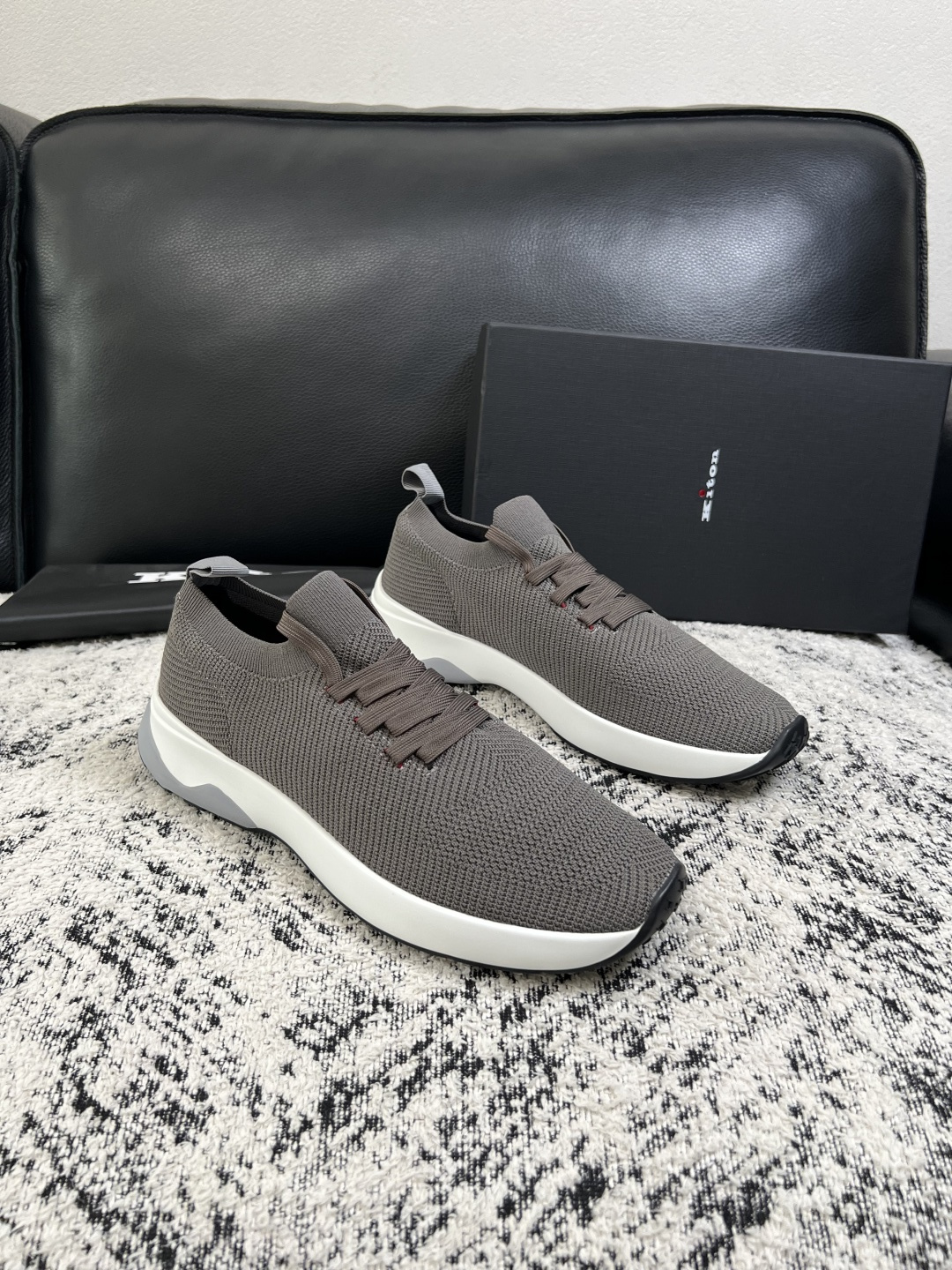 NO:955451,Just change the code without returning it. Kiton is a high-quality top handicraft. New products are synchronized at the counter. The uppers are imported cowhide fabrics from Italy, and the imported water-dyed cowhide inner pads. The original soles are specially provided by the original factory. The exclusive movable molded soles are super comfortable. The original factory follows the order, high quality, welcome to compare, code number 39-44 (customized 38 45 46 47),,cowhide19860909只换码不退 kiton 高品质顶级工艺品 专柜新品同步,鞋面意大利进口牛皮面料,进口水染牛皮内里垫,鞋底原厂特供原版底,独家活动成型底超级舒适,原厂跟单货, 高品质,欢迎对比,码数 39-44 (订做38 45 46 47),,cowhide,Men's shoes